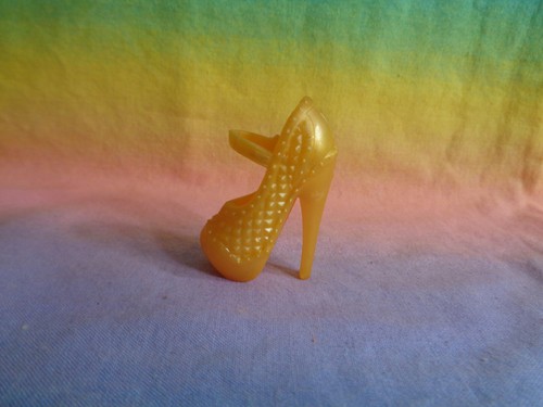 Monster High Ersatz Clawdia Wolf Frights Kamera Action Gold rechter Schuh - Bild 1 von 4