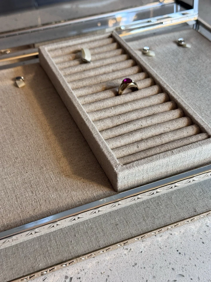 Caixa de joias Pottery Barn tampo de vidro tom prata com tampa articulada caixa de exibição - Imagem 3 de 4