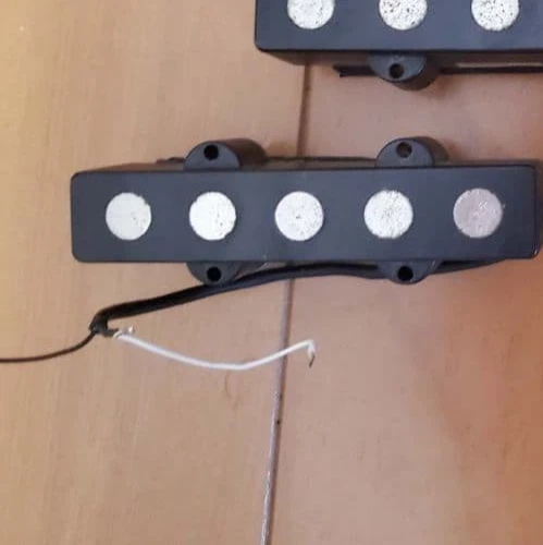 Juego de pastillas para bajos DELANO JMVC 5 FE/M2 - Cuello y puente para bajo de 5 cuerdas Foto 2 de 4