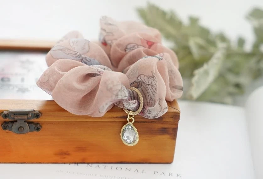 Elegante corbata floral de gasa para mujer - suave y elegante, femenina... Foto 4 de 4