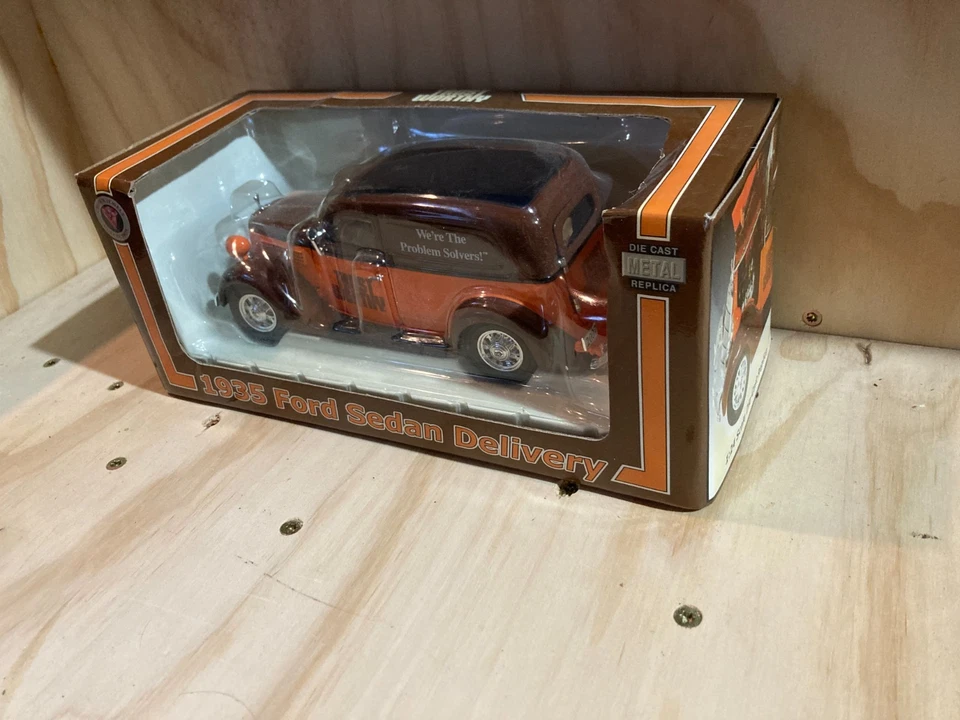 CROWN PREMIUMS 1/24 НАДЕЖНЫЕ ХОЗЯЙСТВЕННЫЕ МАГАЗИНЫ 1935 FORD СЕДАН ДОСТАВКА ФУРГОН - Изображение 3 из 4