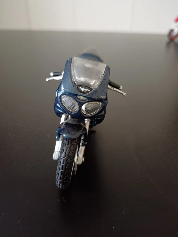 TRIUMPH RS 955 i MAISTO 1/18 ème - Photo 2/4