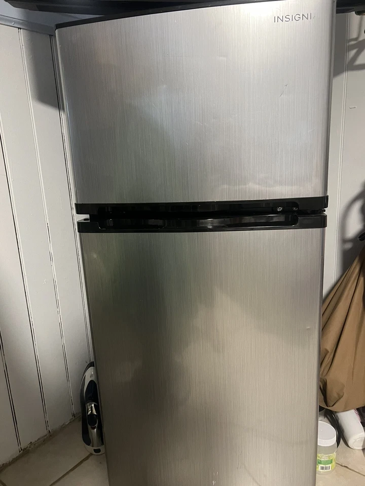 Insignia NS-CF43SS9 4,3 cúbicos Ft. Nevera con congelador superior - Inoxidable Foto 2 de 4