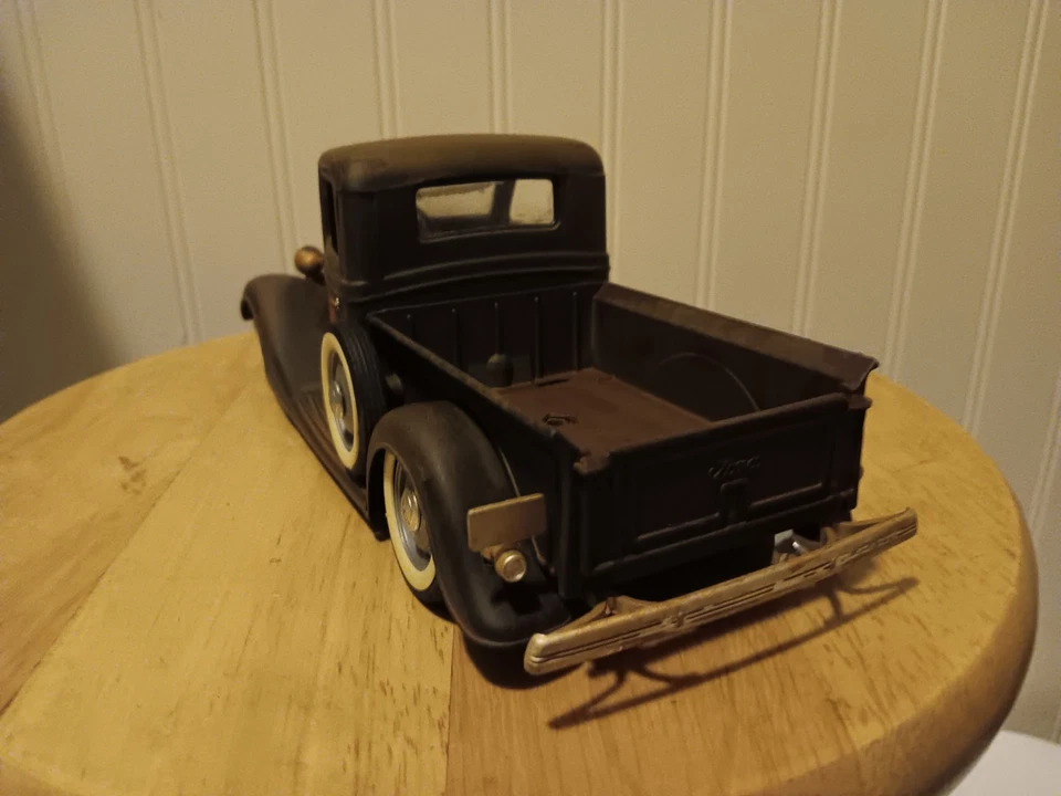  Camioneta Ford 1936 1:18 1:19 diecast golpeada desgastada oxidada depósito de chatarra granero hallazgo  Foto 3 de 4
