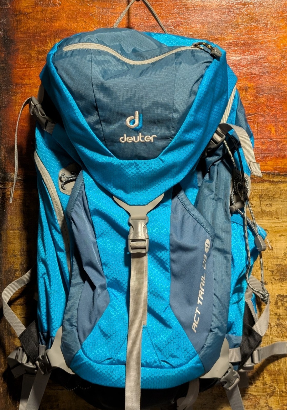 Deuter Unisex ACT Trail 28 SL Backpack in Bright Blue - Trekking Hiking Daypack