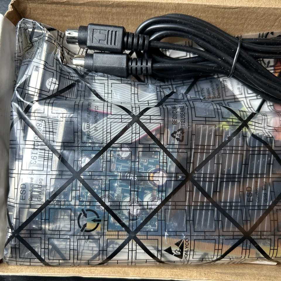 Tarjeta de gráficos XFX GeForce 6500 256 MB PCI-E - PV-T44F-RAMG Foto 3 de 4