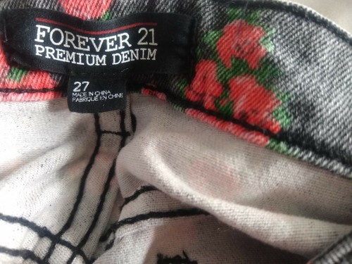 Pantalones cortos de jean Forever 21 Premium de mezclilla gris EE. UU. 27 con rosas. - Imagen 5 de 5