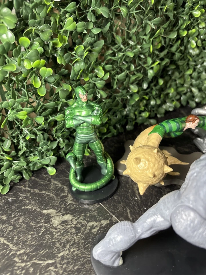 12 mini estatuas de PVC y metal de superhéroes y villanos de Marvel Foto 3 de 4