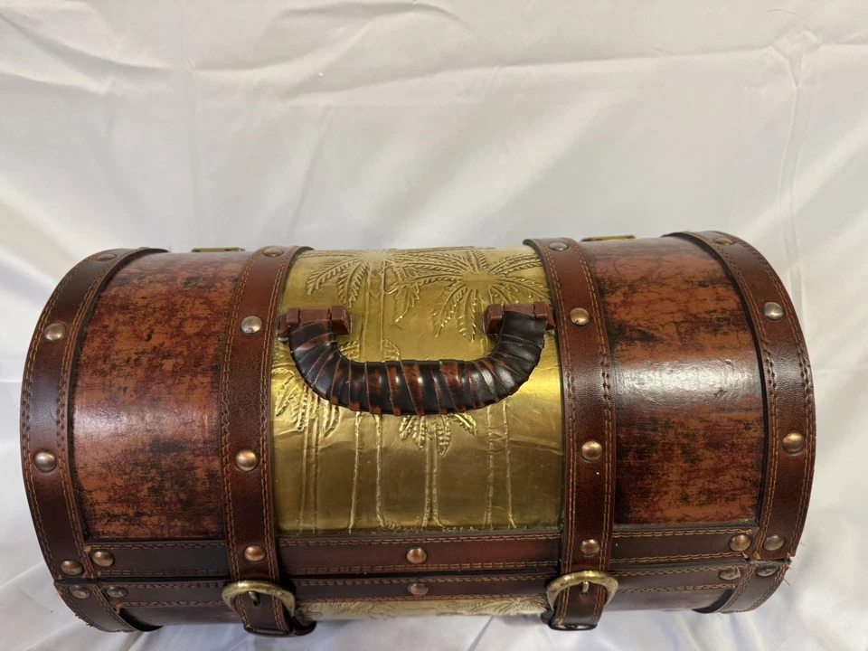Cofre del tesoro vintage con adornos de latón y cierre de correa de cuero. Foto 2 de 4