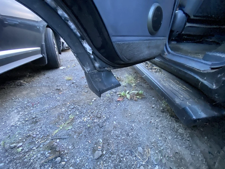 Used Rear Left Door Assembly Rear Side fits: 1993 Toyota Land cruiser w/moulding — 第 2/4 张图片