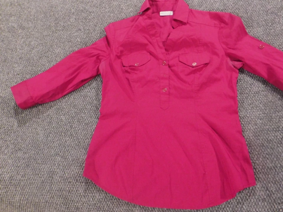 Blusa mujer New York and Company pequeña rosa abotonada Foto 3 de 4