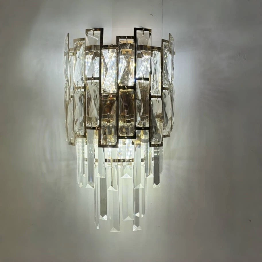 Applique di Design in Cristallo Elegante Attacco E14x3 per Ambienti Moderni - Immagine 3 di 4