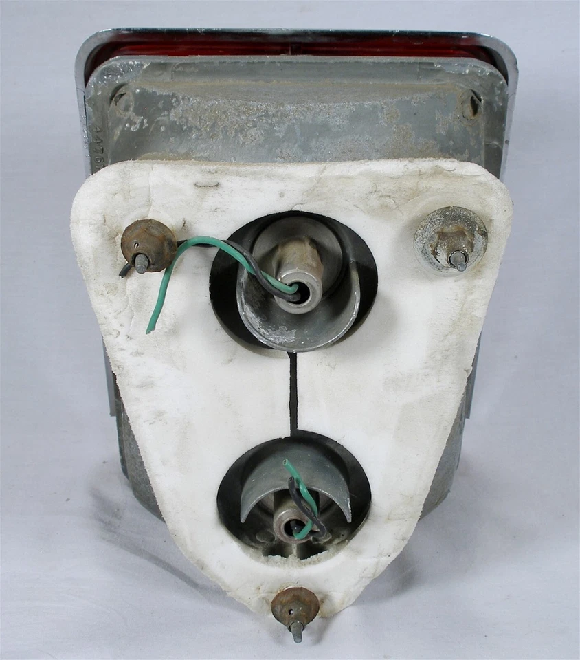 1975 CHRYSLER 75 CORDOBA ORIGINAL OEM AUTO CAR TAIL LIGHT LENS BUCKET ASSEMBLY - Image 4 of 4