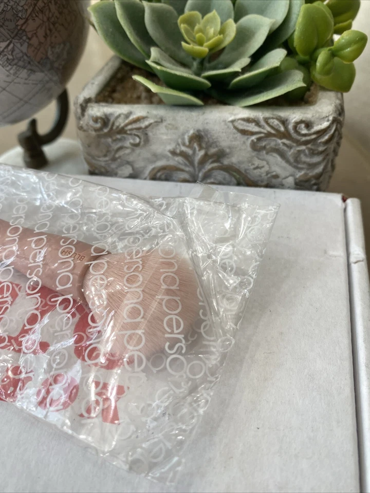 Cepillo de cosméticos Persona doble iluminador y cepillo de rubor: rosa suave sellado $24 (G) Foto 2 de 3