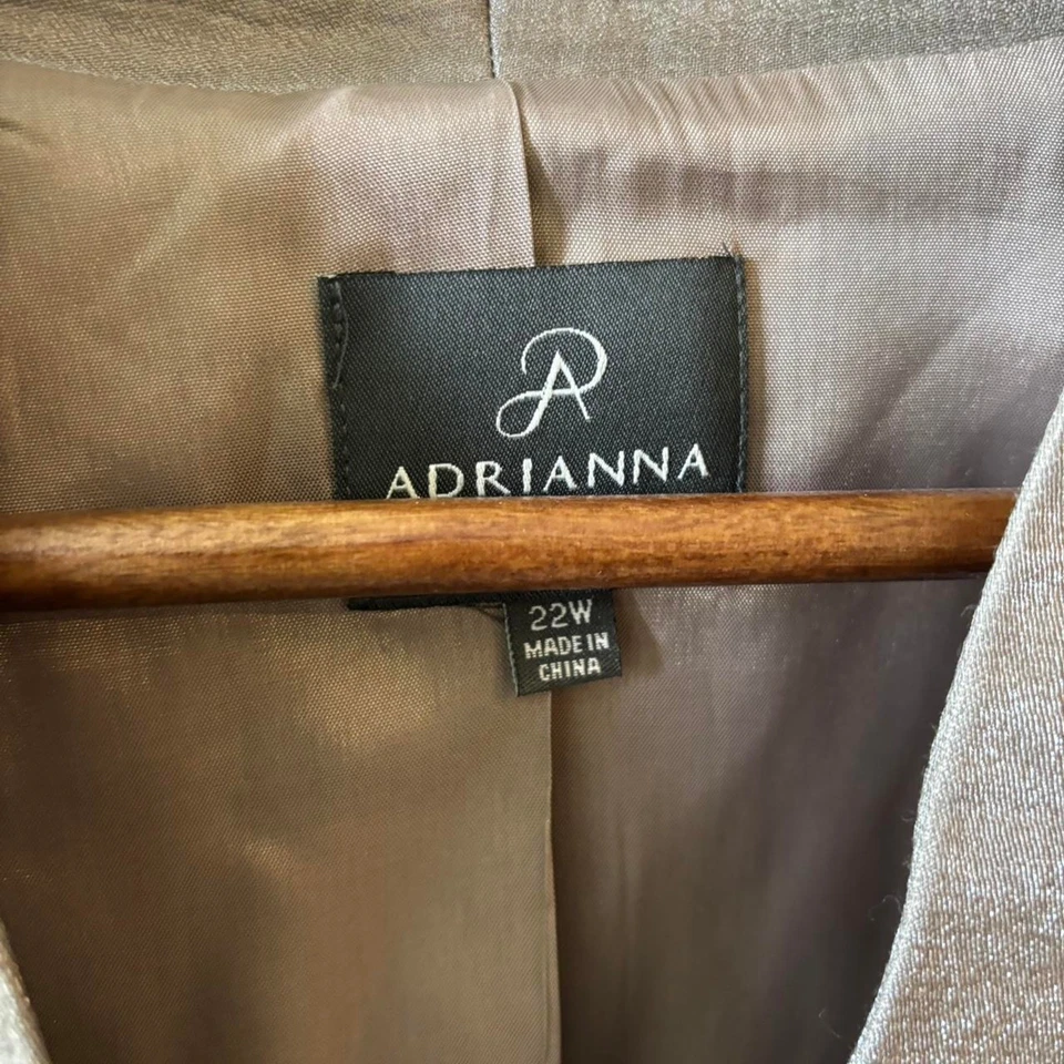 Conjunto de Vestido y Chaqueta Adrianna Plateada Metálica en Niveles - Talla 22W Foto 2 de 4