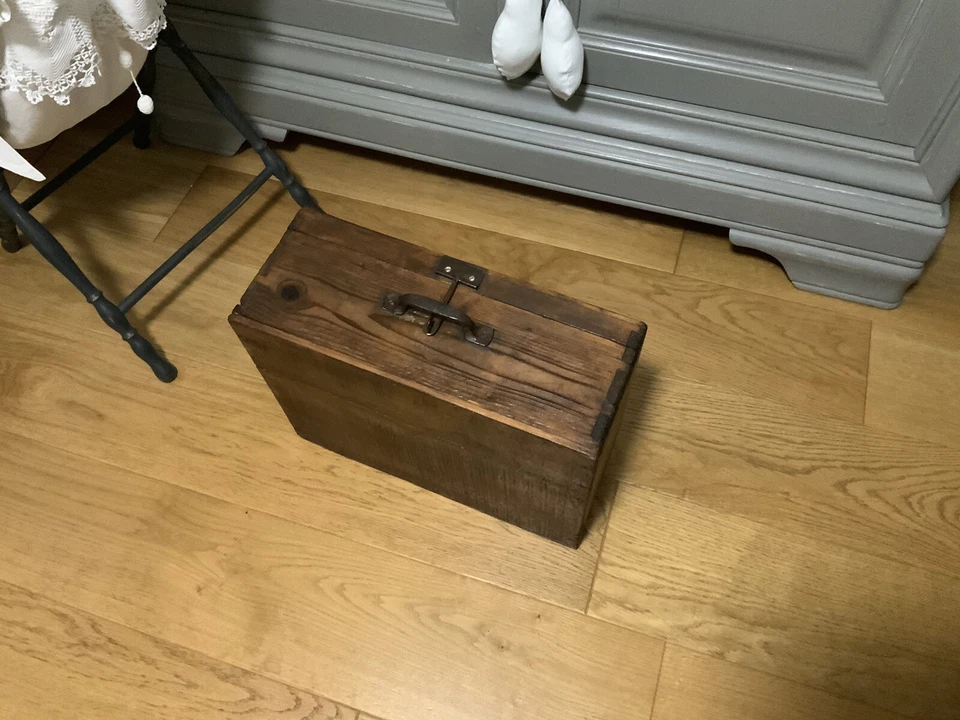 ancienne Malle  Valise En Bois Fermeture Et Poignet En Ferrure Épaisse - Photo 2/4