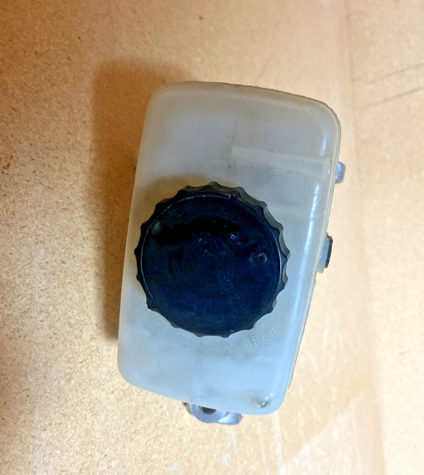 1998-2000 Lexus LS 400 Brake Master Cylinder & Reservoir 47221-6110 - Image 4 of 4