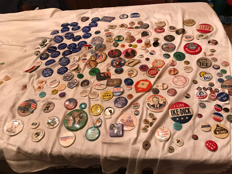 LOT OF 200 PLUS PINBACKS DISNY ,ADVERTISING, PENN STATE FOOTBALL AND OTHERS