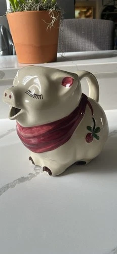 VINTAGE Shawnee Pottery Co. 1950s SMILEY PIG PITCHER Jug Red Scarf 2.5 Quart 8"