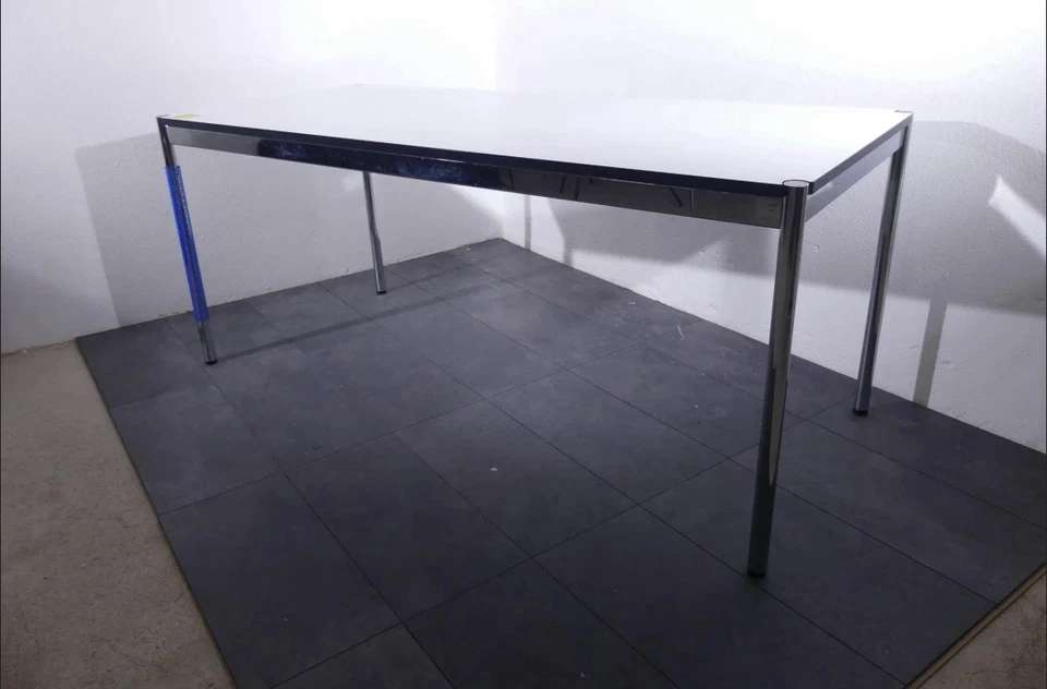 USM Haller Tisch – zeitloses Design, Top-Zustand