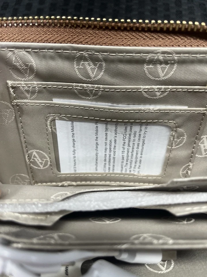 Muñequera sin asas Adrienne Vittadini Studio marrón con banco de carga para teléfono Foto 3 de 4