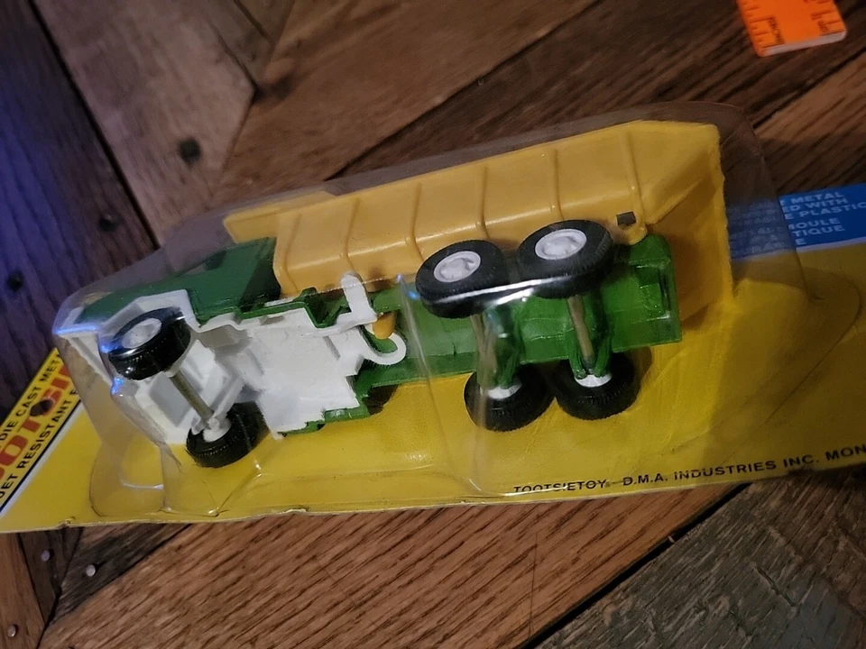 TOOTSIETOY DUMP TRUCK GREEN & YELLOW diecast combined w/plastic ~ Deadstock  - Image 4 of 4