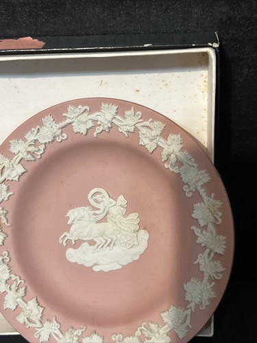 Pink Wedgwood Jasperware 4.5" Round Trinket Dish/ Box - Picture 2 of 8