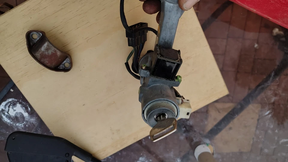 91 丰田皮卡车钥匙和不倒翁组件 — 第 2/4 张图片