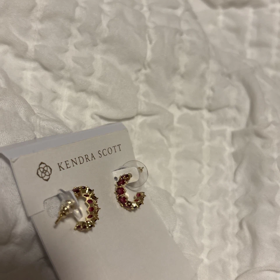 Pendientes Huggie Kendra Scott Cailin Hold enchapados en oro rosa cristal borgoña Foto 3 de 4