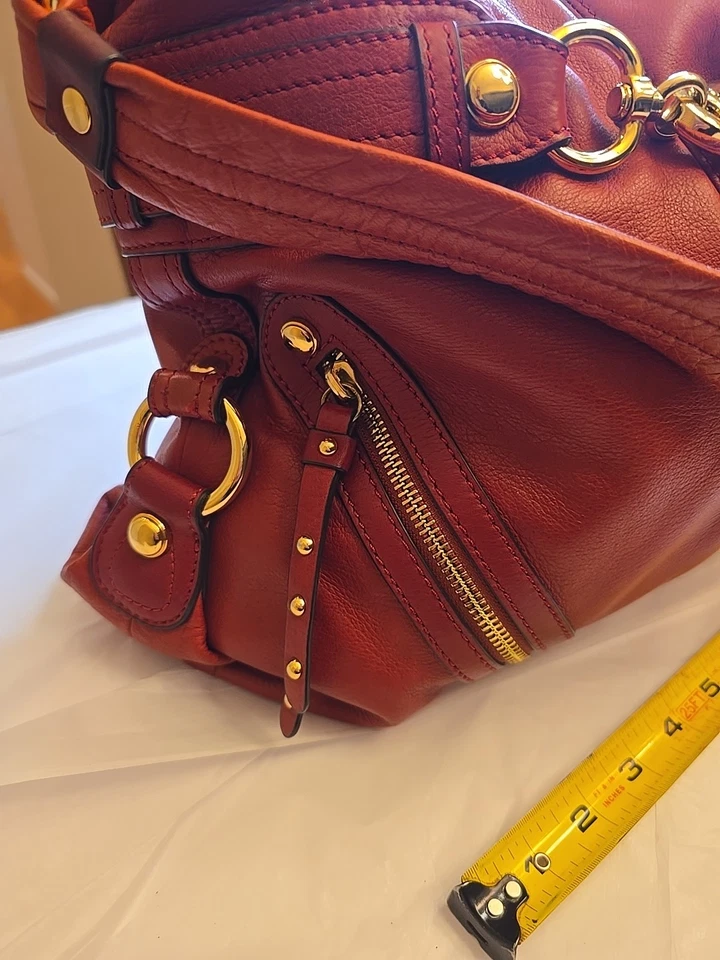 Bolso de Hombro B.Makowsky Cuero Rojo con Acento Dorado Ambiente Años 80 Foto 3 de 4