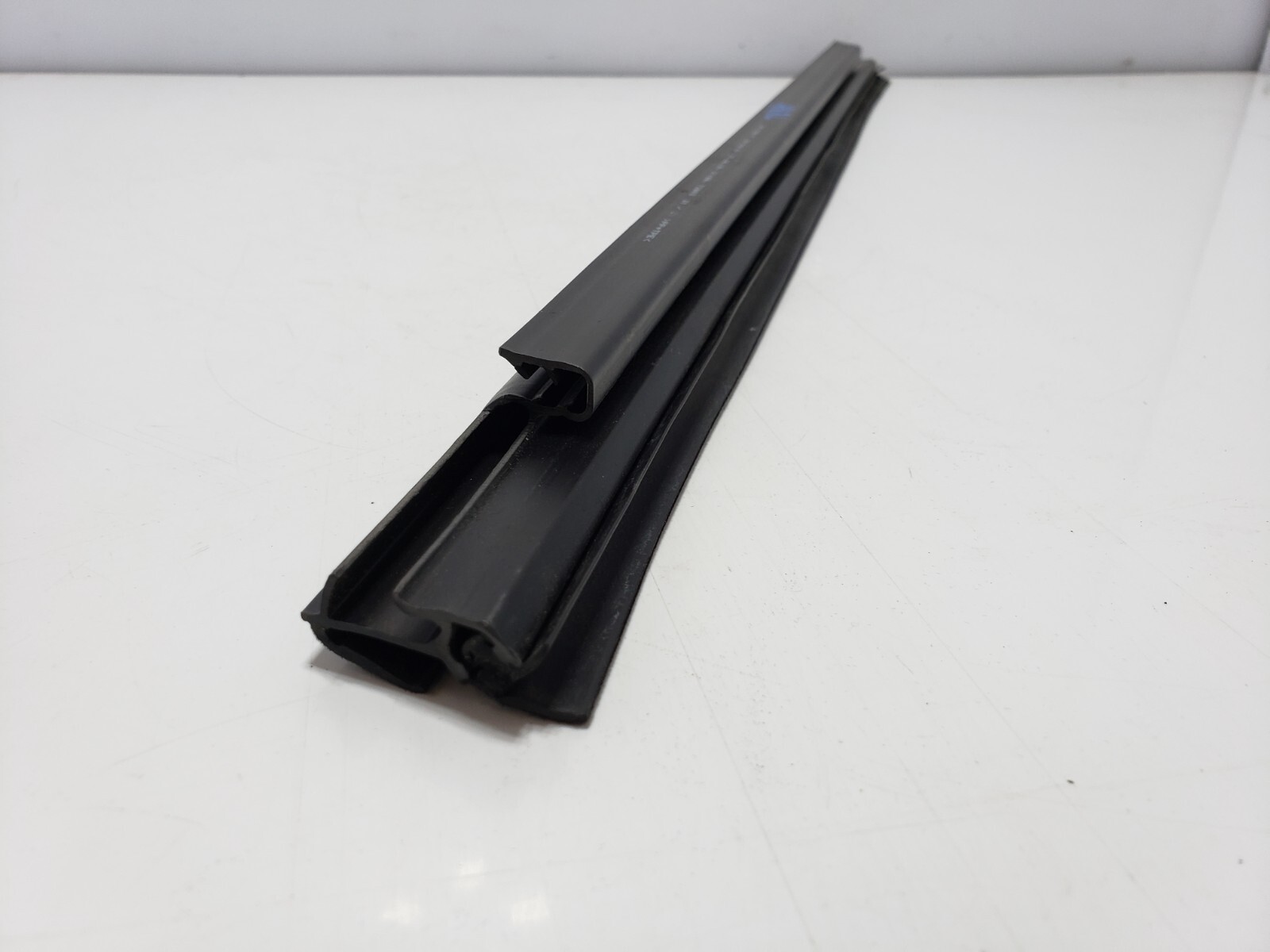 ✅ 10-14 OEM Rolls Royce Ghost RR4 Rear Left Driver Door Window Weatherstrip Seal