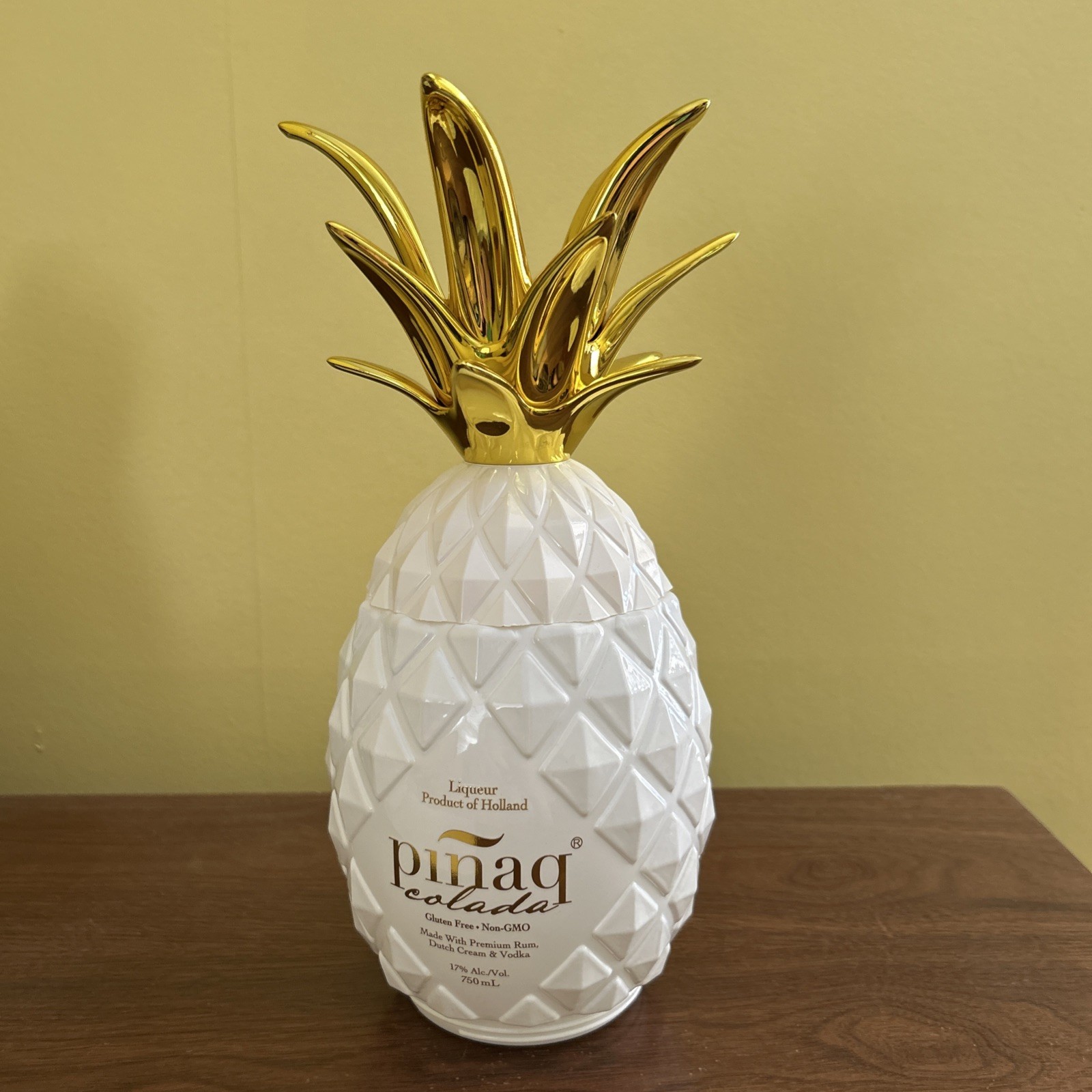 Piñaq Colada Pinneaple Blanco y Dorado, BOTELLA VACÍA SOLO 750mL Producto de Holanda
