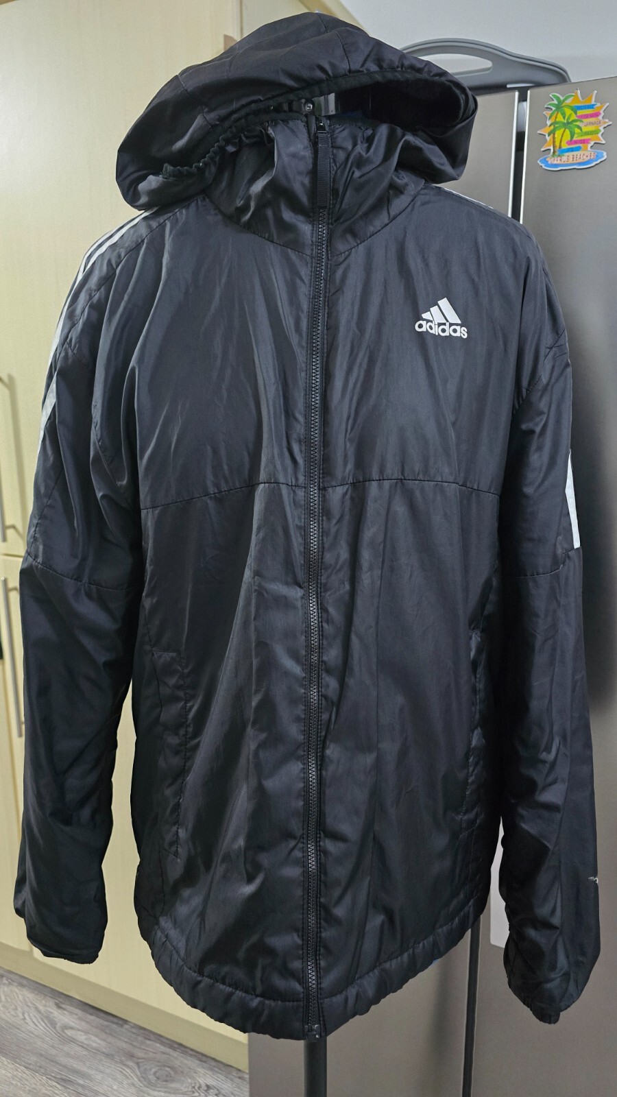 Chaqueta aislante con capucha Adidas Essentials para hombre negra TALLA PEQUEÑA