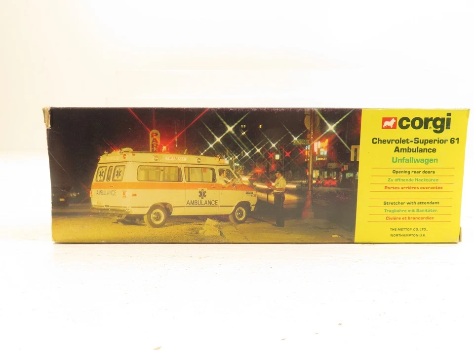 Corgi 405 Chevrolet-Superior 61 Ambulance LN - Image 3 of 4