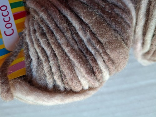 Adrianwool Cocco wool blend roving yarn, Chestnut, lot of 2 (55 yds each) - Picture 2 of 3