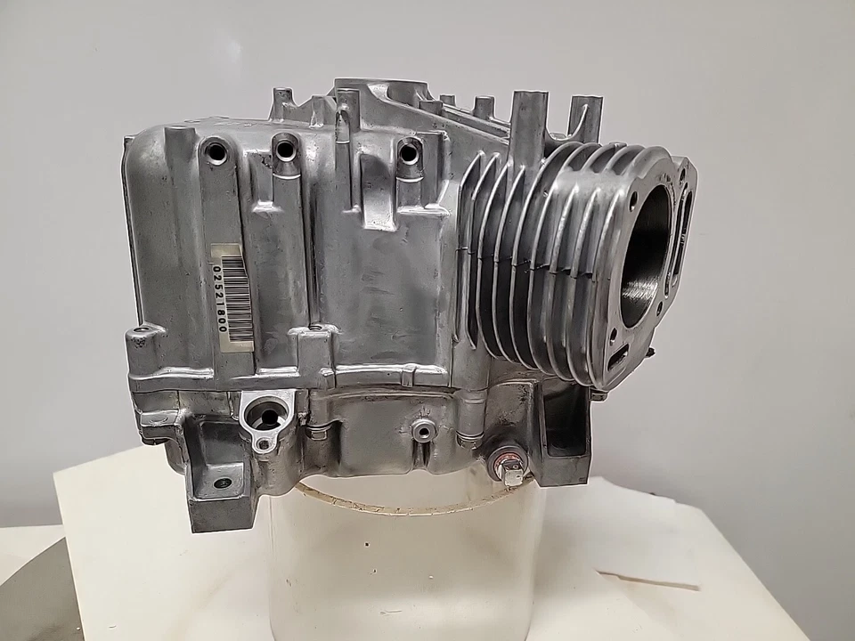16HP Briggs & Stratton Vanguard V-Twin Vertical Engine Block 692543 - Image 3 of 4