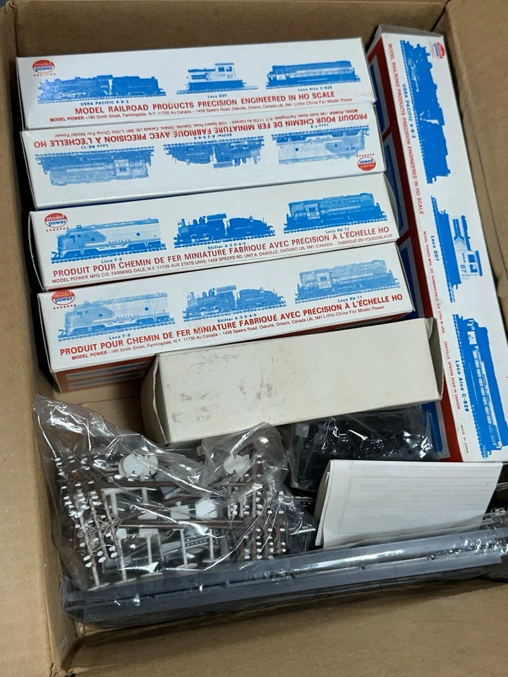 Electric Model Power Train Railroad Set Of Santa Fe Locomotive And 4 Cars As Is - Image 4 of 4