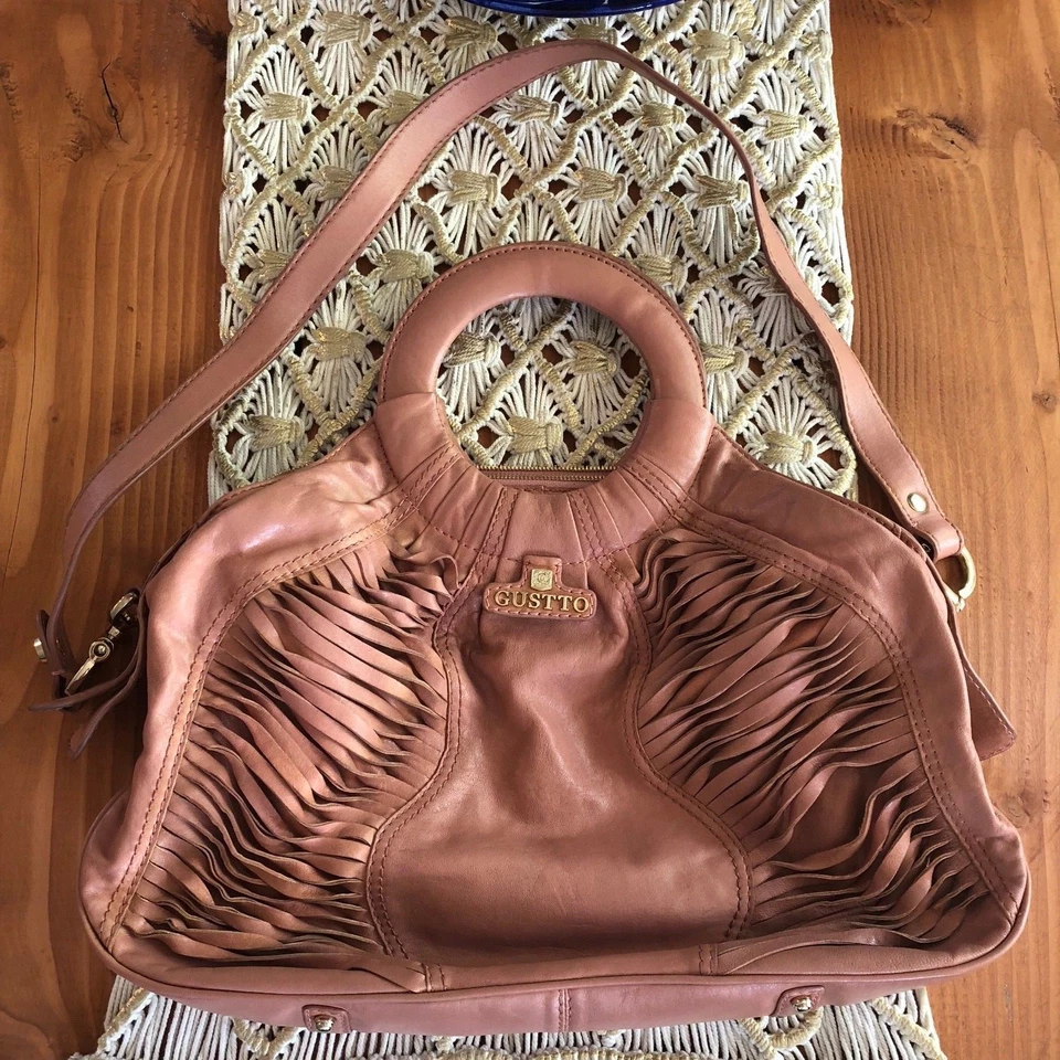 Bolso Bandolera GUSTTO Donna Torso Rosa Cuero con Flecos Boho-Fabuloso RARO USADO EN EXCELENTE ESTADO Foto 2 de 4