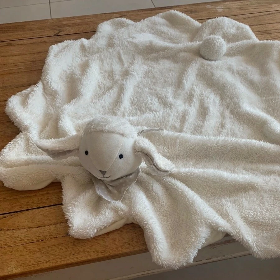 Doudou Mouton avec Plaid