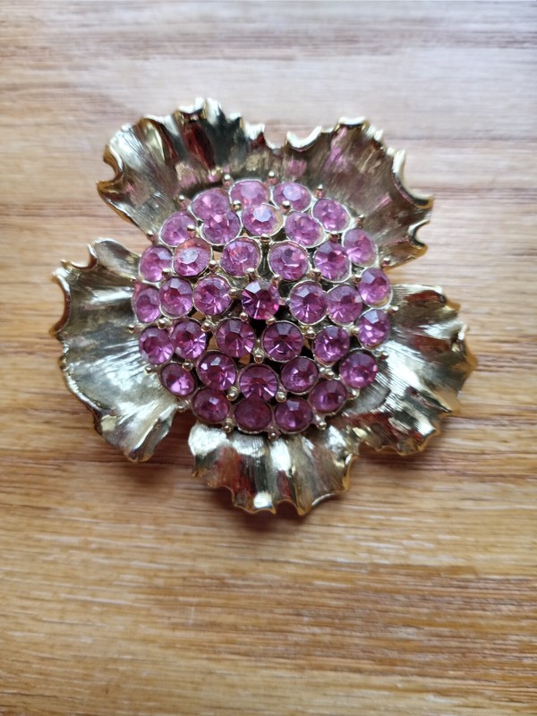 Vintage WEISS   pink  rhinestone  flower gold tone brooch /pin  signed
