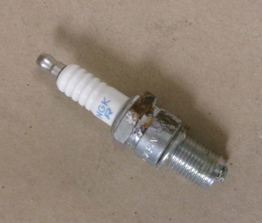 New NGK 5722 BR9ES Spark Plug