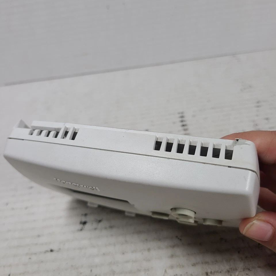 Honeywell Pro 4000 5 2 Day Programmable Thermostat TH4110D1007 - Image 3 of 4