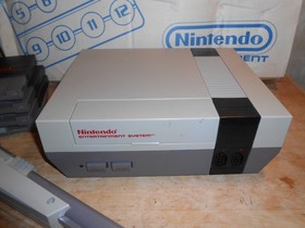 VTG 1985 Original Nintendo NES Bundle Lot Games Controllers Zapper Power Pad