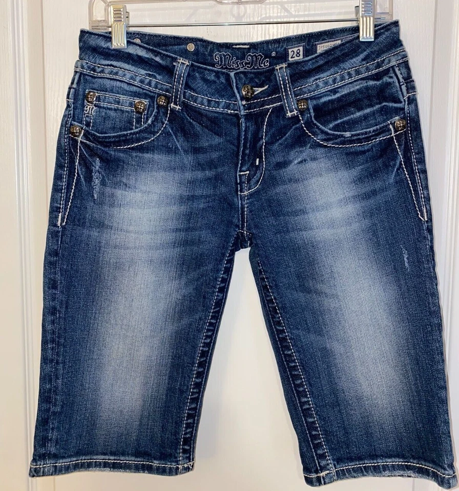 NUEVO SIN ETIQUETAS MISS ME Tachonado Solapa Bolsillo BERMUDA Hasta la Rodilla JEANS SHORTS - 4 28