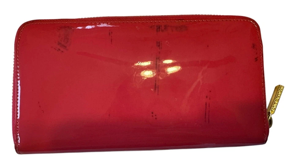 Lindo bolso antipolvo billetera con cremallera alrededor charol rosa tory Burch usado Foto 4 de 4