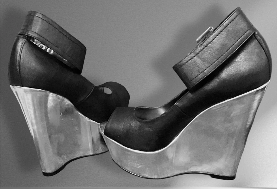 Zapato de cuña con plataforma Ellie negro y plateado S8 Foto 2 de 4