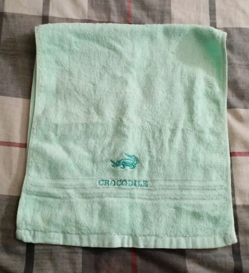 LACOSTE / CROCODILE 100% COTTON HAND TOWEL GREEN 15" X 29" - Image 2 of 3