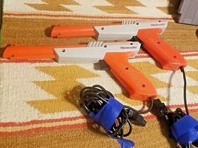 2 1985 NINTENDO ZAPPER GUNS NES 005 ORANGE + SHOOTING RANGE GAME ALL TEST WORKS