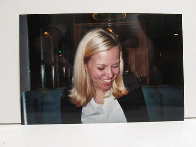 VINTAGE FOUND PHOTOGRAPH COLOR ART OLD PHOTO BLONDE YOUNG WOMAN SMILE RESTAURANT