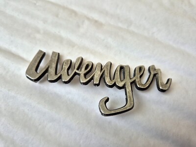 ORIGINAL VINTAGE HILLMAN AVENGER OLDTIMER LOGO SCHRIFTZUG EMBLEM METALLABZEICHEN